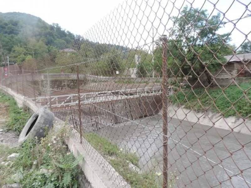 ,მკვლელი გვირაბი",როგორც მას ხალხმა შეარქვა,დაცულია ცხაურებით და დამცავი ბარიერებით